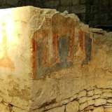 Particolare dei resti di affreschi che rappresentavano i 4 padri della chiesa con gli abiti talari classici e una croce bizantina